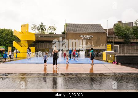 Londra, Inghilterra, Regno Unito. 16 agosto 2022. La siccità e l'ondata di caldo nel Regno Unito sono finalmente terminate - i bambini si divertono con la fontana d'acqua di Jeppe Hein's Aappearing Rooms e alcune rare piogge sulla Southbank di Londra. © Benjamin John Foto Stock