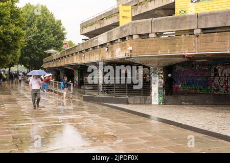 Londra, Inghilterra, Regno Unito. 16 agosto 2022. La siccità e l'ondata di caldo nel Regno Unito sono finalmente terminate - turisti che godono di clima più fresco e una certa pioggia al Southbank Centre di Londra, Londra, Inghilterra, Regno Unito © Benjamin John Foto Stock