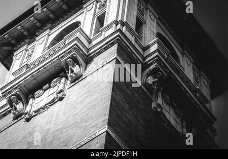 Un'immagine in scala di grigi ad angolo basso di uno splendido edificio della chiesa di Dayton, Ohio, USA. Foto Stock