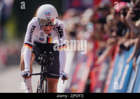 Baviera, Fürstenfeldbruck: 17 agosto 2022, Campionati europei, Campionato europeo, ciclismo, strada, prova individuale, donne. Lisa Brennauer (Germania) al traguardo. Foto: Marius Becker/dpa Foto Stock