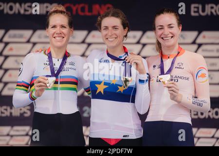 Baviera, Fürstenfeldbruck: 17 agosto 2022, Campionati europei, Campionato europeo, ciclismo, strada, prova individuale, donne. Il secondo classificato Ellen Van Dijk (l-r, Paesi Bassi), il primo classificato Marlen Reusser (Svizzera) e il terzo classificato Riejanne Markus (Paesi Bassi) tengono le medaglie durante la cerimonia di premiazione. Foto: Marius Becker/dpa Foto Stock