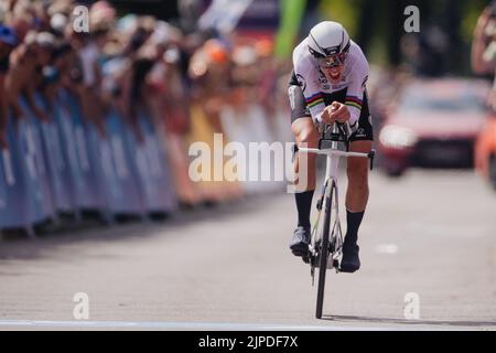 Baviera, Fürstenfeldbruck: 17 agosto 2022, Campionati europei, Campionato europeo, ciclismo, strada, prova individuale, donne. Secondo classificato Ellen Van Dijk (Paesi Bassi) al traguardo. Foto: Marius Becker/dpa Foto Stock