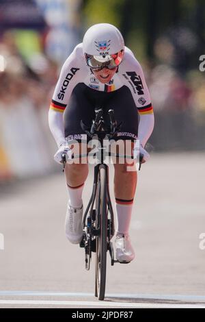 Baviera, Fürstenfeldbruck: 17 agosto 2022, Campionati europei, Campionato europeo, ciclismo, strada, prova individuale, donne. Lisa Brennauer (Germania) al traguardo. Foto: Marius Becker/dpa Foto Stock