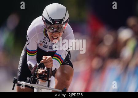 Baviera, Fürstenfeldbruck: 17 agosto 2022, Campionati europei, Campionato europeo, ciclismo, strada, prova individuale, donne. Secondo classificato Ellen Van Dijk (Paesi Bassi) al traguardo. Foto: Marius Becker/dpa Foto Stock