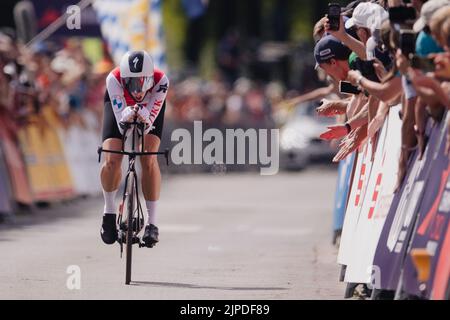 Baviera, Fürstenfeldbruck: 17 agosto 2022, Campionati europei, Campionato europeo, ciclismo, strada, prova individuale, donne. Primo posto Marlen Reusser (Svizzera) al traguardo. Foto: Marius Becker/dpa Foto Stock