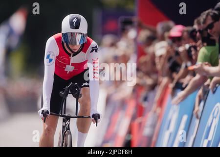 Baviera, Fürstenfeldbruck: 17 agosto 2022, Campionati europei, Campionato europeo, ciclismo, strada, prova individuale, donne. Primo posto Marlen Reusser (Svizzera) al traguardo. Foto: Marius Becker/dpa Foto Stock