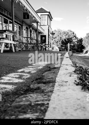 La vecchia stazione ferroviaria di Yarmouth sull'isola di wight. Una vista estiva serale lungo la piattaforma, ora utilizzata come caffetteria e noleggio biciclette. Foto Stock