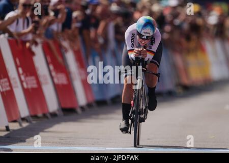 Baviera, Fürstenfeldbruck: 17 agosto 2022, Campionati europei, Campionato europeo, ciclismo, strada, prova individuale, donne. Lisa Klein (Germania) al traguardo. Foto: Marius Becker/dpa Foto Stock