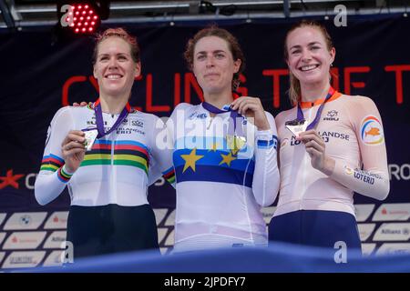 Furstfeldenbruck, Germania. 17th ago, 2022. FURSTFELDENBRUCK, GERMANIA - AGOSTO 17: Ellen van Dijk dei Paesi Bassi, Marlen Reusser della Svizzera, Riejanne Markus dei Paesi Bassi durante i Campionati europei Monaco 2022 Beach Volley il 17 Agosto 2022 a Furstfeldenbruck, Germania (Foto di PIM Waslander/Orange Pictures) NOCNSF Credit: Orange Pics BV/Alamy Live News Foto Stock