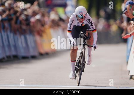 Baviera, Fürstenfeldbruck: 17 agosto 2022, Campionati europei, Campionato europeo, ciclismo, strada, prova individuale, donne. Lisa Brennauer (Germania) al traguardo. Foto: Marius Becker/dpa Foto Stock