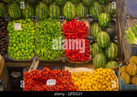 Tradizionale bazar turco, bancarella di frutta e verdura, limone, pepe, pomodoro, anguria Foto Stock