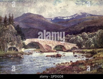 Old Mar Bridge e Lochnagar, Aberdeenshire dipinto da Sutton Palmer dal libro ' Bonnie Scotland ' descritto da A. R. Hope Moncrieff, pubblicato da A & C Black, Londra. 1912 Foto Stock