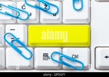 Collegare gli amici online, fare conoscenza di Internet, creare un ambiente sicuro Cyber, ricercare nuove idee, raccogliere informazioni, moderno Foto Stock