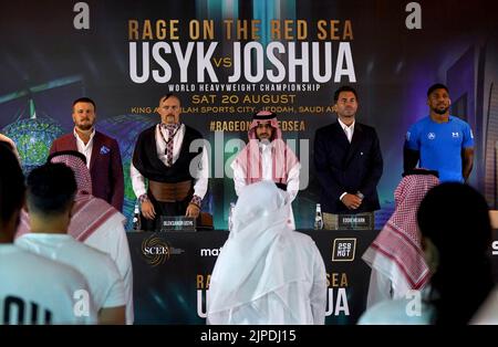 Alexander Krassyuk, Oleksandr Usyk, il principe Fahad Bin Abdulaziz al Saud, Eddie Hearn, Anthony Joshua e Robert Garcia si schierano per l'inno nazionale durante una conferenza stampa presso lo Shangri-la Hotel di Jeddah, Arabia Saudita. Data immagine: Mercoledì 17 agosto 2022. Foto Stock