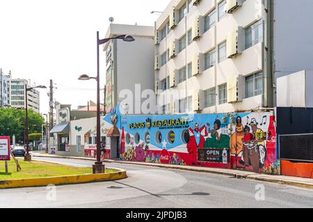 San Juan, Puerto Rico - 29 agosto 2021: Urban Street con un popolare ristorante portoricano nella città di San Juan. Foto Stock