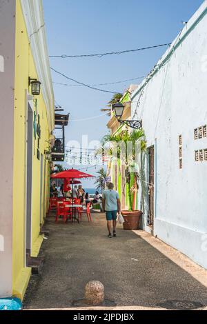 Old San Juan, Puerto Rico - 25 agosto 2021: Vicolo storico nella città coloniale di Old San Juan situato a Puerto Rico. Foto Stock