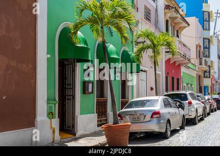 Old San Juan, Puerto Rico - 25 agosto 2021: Strada cittadina di ciottoli di Old San Juan situata a Puerto Rico. Foto Stock