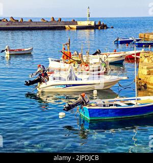 PANORMOS, CRETE - 3 SETTEMBRE 2013: Barche in piccolo porto nel villaggio Panormo a Creta isola in Grecia Foto Stock