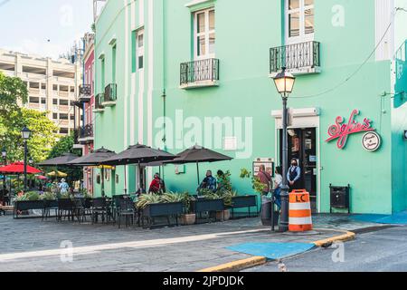 Old San Juan, Puerto Rico - 25 agosto 2021: Ristorante di colore verde situato nel vecchio San Juan Puerto Rico. Foto Stock
