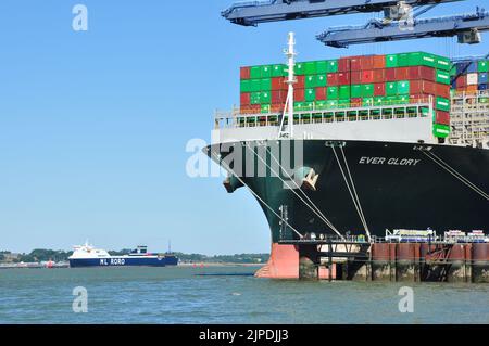 L'imponente prua della nave portacontainer mai Glory è nata a Felixstowe, Suffolk, Inghilterra, Regno Unito Foto Stock