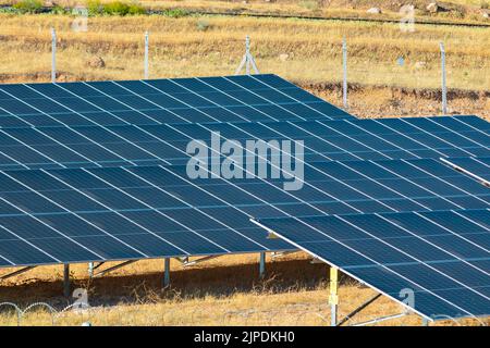 Pannelli fotovoltaici o fotovoltaici di centrali solari. Foto di sfondo per le energie rinnovabili. Concetto di neutralità del carbonio. Foto Stock