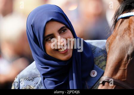 Sheikha Hissa Hamdan al Maktoum accanto a Baeed il primo giorno dell'Ebor Festival all'ippodromo di York. Data immagine: Mercoledì 17 agosto 2022. Foto Stock