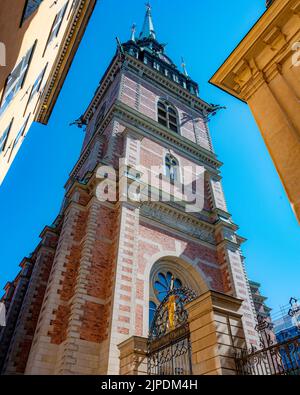 STOCCOLMA, SVEZIA - 31 LUGLIO 2022: Piccola chiesa tedesca risalente al Medioevo, con impressionanti vetrate e interni barocchi. Foto Stock