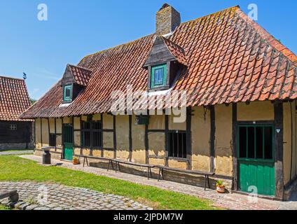 17th ° secolo a graticcio / casa colonica con struttura in legno al museo all'aperto Bachten de Kupe, Izenberge, Fiandre Occidentali, Belgio Foto Stock