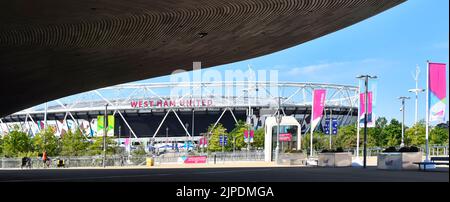 Tetto del 2012 London Olympic Aquatic Centre & Premier League calcio sport stadio West Ham United Queen Elizabeth Olympic Park Stratford Inghilterra Regno Unito Foto Stock