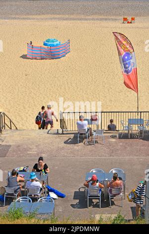 Clienti con vista aerea seduti al Beach Cafe, tavoli e sedie all'aperto sul lungomare, con accesso alla Lower Promenade, alle sabbie dorate di Gorleston-on-Sea, Inghilterra, Regno Unito Foto Stock