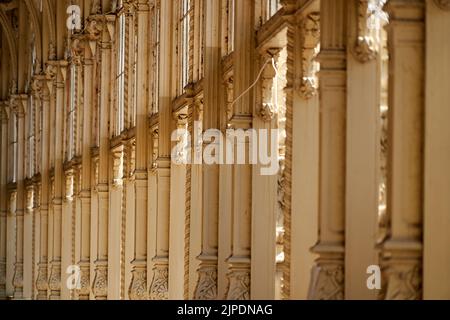 Marienbad, Repubblica Ceca, 30 giugno 2022: Colonne giallastre alterate nelle coloncate storiche di Mariánské Lázne Foto Stock