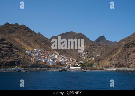 San Andres sull'isola di Tenerife visto dal mare con le montagne sullo sfondo. Foto Stock