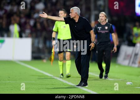 Jose' Mourinho manager di AS Roma gestures durante la Serie A match tra US Salernitana 1919 e Roma allo Stadio Arechi di Salerno, Italia, il 14 agosto 2022. Foto di Giuseppe Maffia. Foto Stock