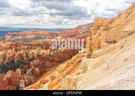 Le formazioni rocciose di Hoodoos al Bryce Canyon National Park, nello Utah sudoccidentale, Stati Uniti Foto Stock