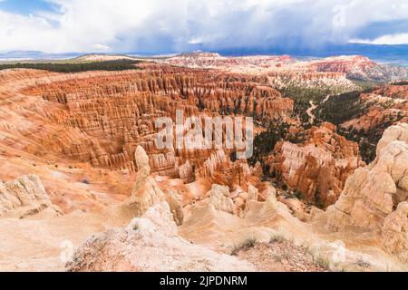 Le formazioni rocciose di Hoodoos al Bryce Canyon National Park, nello Utah sudoccidentale, Stati Uniti Foto Stock