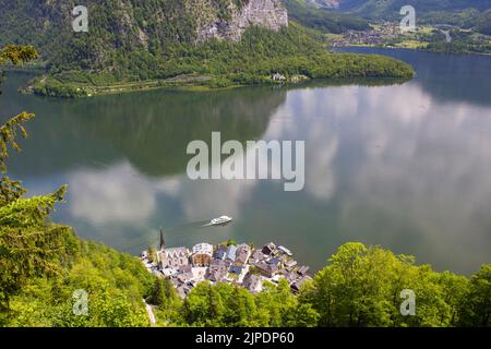 Veduta aerea di un villaggio Hallstatt con un lago Hallstatt in Austria. Foto Stock