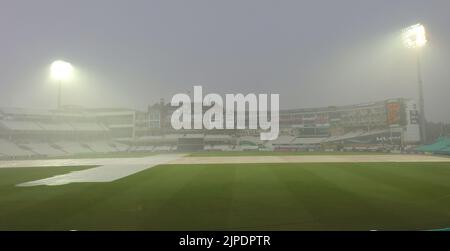 17 agosto, 2022. Londra, Regno Unito. Forte pioggia come Surrey prendere Somerset nella Royal London One-Day Cup al Kia Oval. David Rowe/Alamy Live News Foto Stock