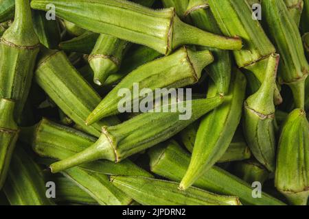 Okra crudo fresco in una ciotola di vetro. Concetto di alimentazione sana Foto Stock