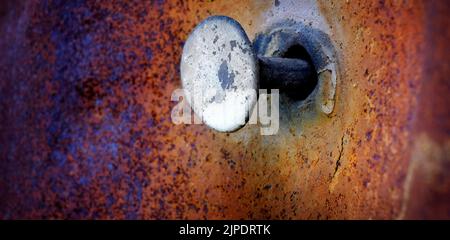 Metallo arrugginito con un chiodo che sporge dalla libbra del foro in fix Foto Stock