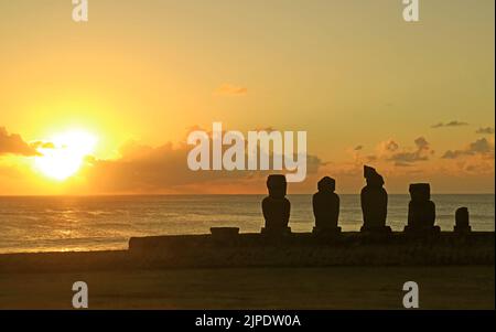 Sito archeologico di AHU Tahai Ceremonial Platform con bellissimo tramonto sull'Oceano Pacifico, Isola di Pasqua, Cile, Sud America Foto Stock