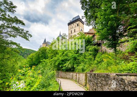 Famoso castello gotico medievale Karlstejn in cima alla collina. Bella roccaforte è costruita da re Carlo IV. Patrimonio storico nazionale della Repubblica Ceca Foto Stock