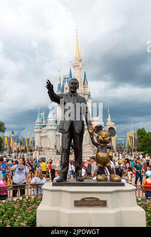 Statua di Walt Disney e Topolino all'interno del parco a tema del Regno Magico Foto Stock