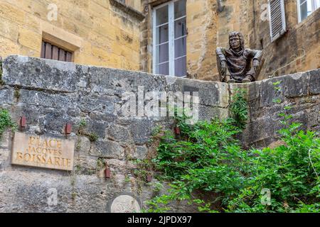 (C) Denis TRASFI / MAXPPP - à Sarlat-la-Canéda le 16-08-2022 - le Badaud de la Place Jacques Boissarie Foto Stock