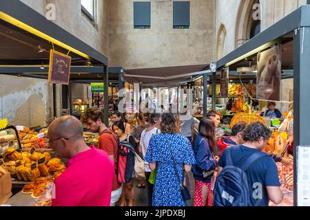 (C) Denis TRASFI / MAXPPP - à Sarlat-la-Canéda le 16-08-2022 - Marché couvert dans l'ancienne église Sainte Marie dans la cité médiévale Foto Stock