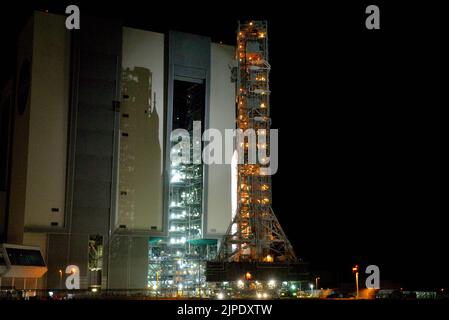 Kennedy Space Center, Brevard County, Florida. STATI UNITI. Agosto 17, 2022. Dopo un breve ritardo meteorologico dovuto a fulmini nell'area del sistema di lancio spaziale della NASA, il razzo completamente impilato Artemis è stato spostato nello Space Launch Complex 39B dall'edificio di assemblaggio dei veicoli. Credit: Julian Leek/Alamy Live News Foto Stock