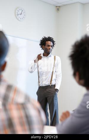 Studenti adolescenti, forma tutor. Una scena di classe candida con un insegnante che si impegna con la sua classe adolescente. Da una serie di immagini correlate. Foto Stock