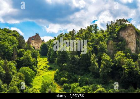 EGGERSBERG, GERMANIA - 6 LUGLIO: Lo storico castello di Eggersberg nella valle Altmuehltal a Eggersberg, Germania il 6 luglio 2022. Foto Stock