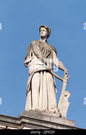 Britannia e le sue compagne sculture sul Foreign and Commonwealth Office Government Building, Londra. Navigazione, Donna con timone Foto Stock