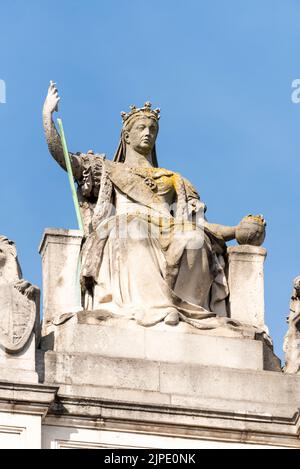 Britannia e i suoi compagni sculture di Henry Hugh Armstead e J. Birnie Philip sul Foreign and Commonwealth Office Government Building, Londra Foto Stock