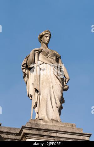 Britannia e le sue compagne sculture sul Foreign and Commonwealth Office Government Building, Londra. Giustizia, Donna con spada e scale Foto Stock